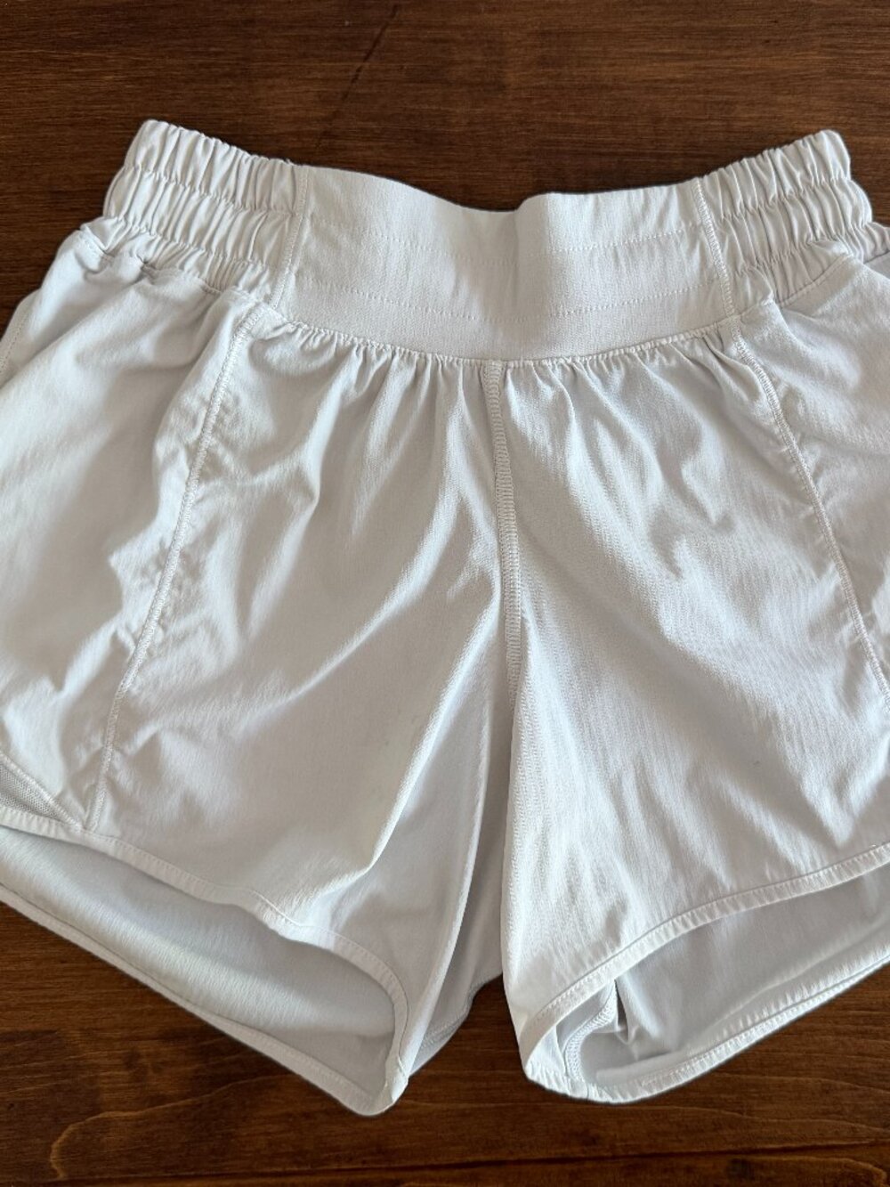 Lululemon Hotty Hot Short White Size 2 - 3.5" inseam NO LINER